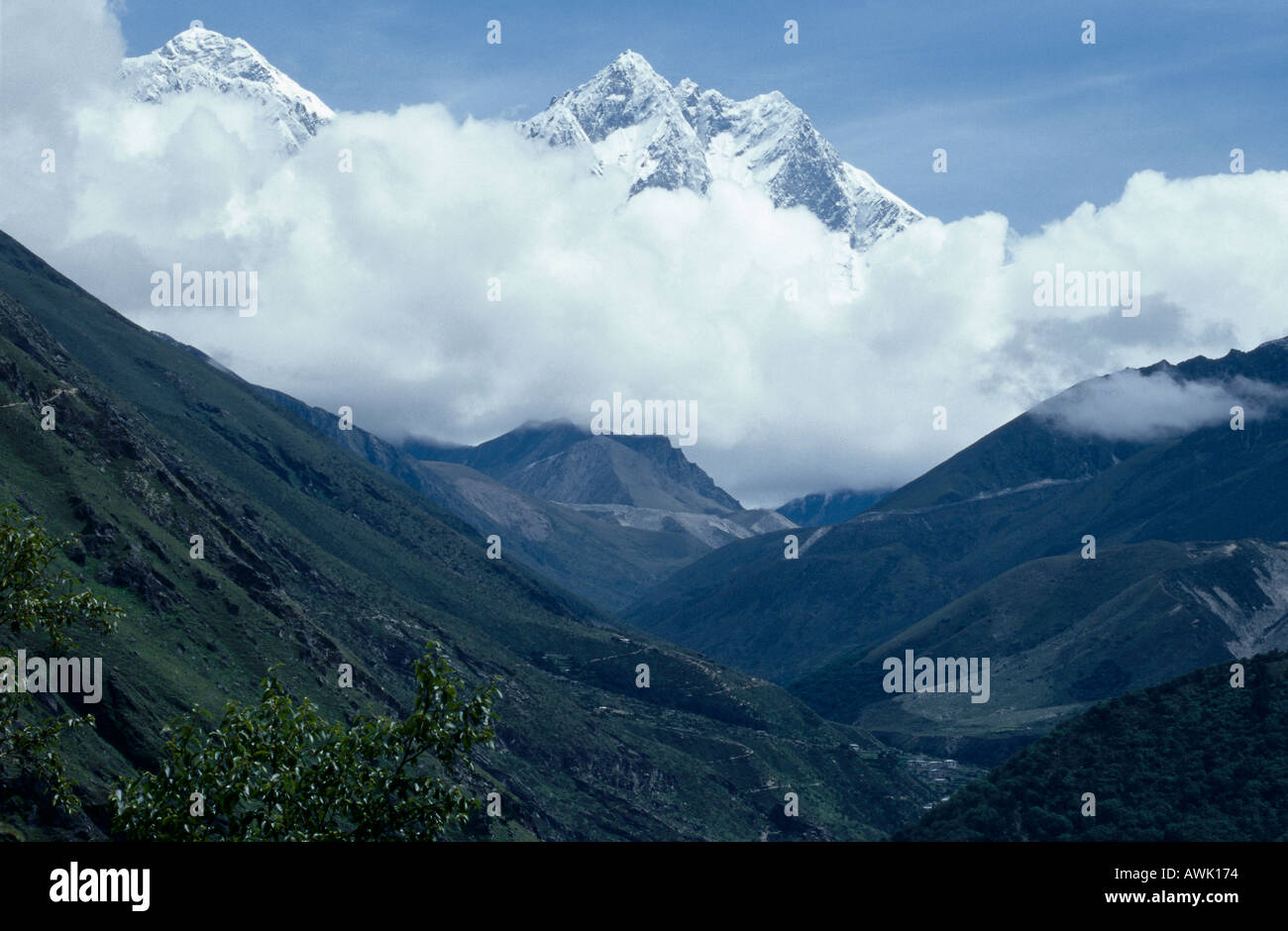 Wolken auf Berggipfeln, Mt. Everest und Lhotse, Himalaya, Nepal Stockfoto