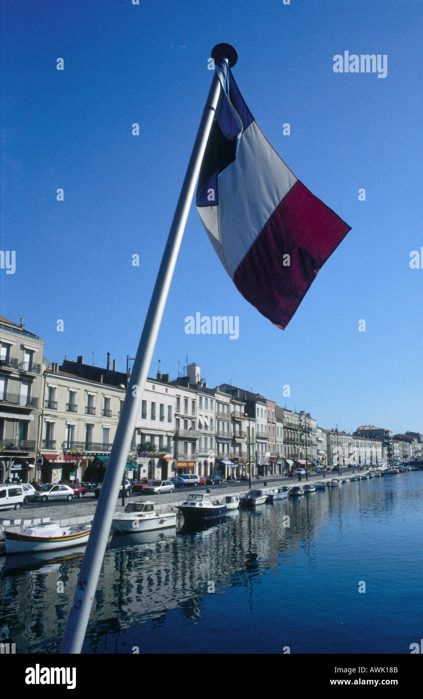 Nahaufnahme der französischen Flagge über Kanal, Hafen von Sete, Frankreich Stockfoto
