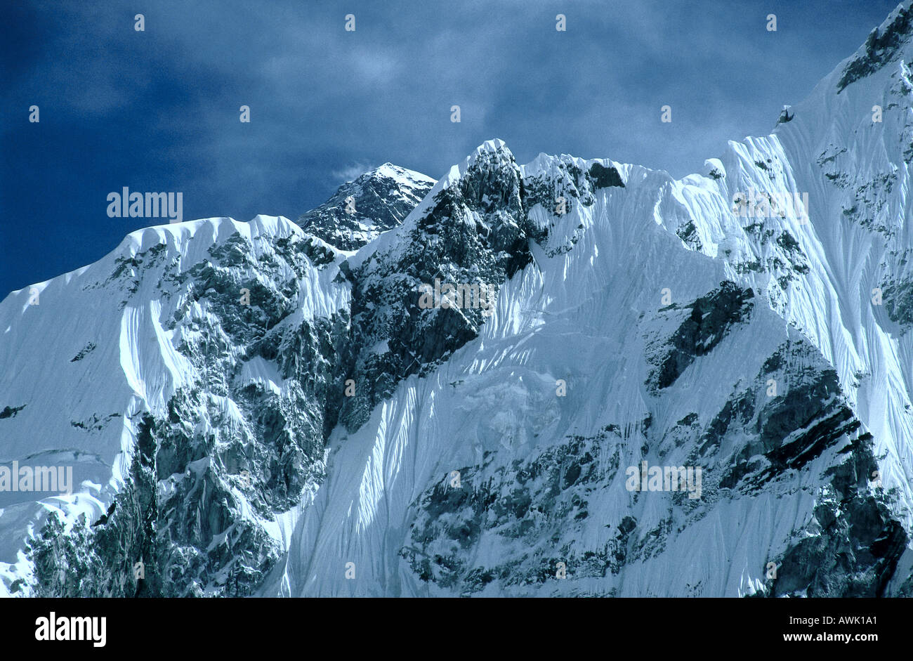 Schneebedeckte Berggipfel, Mt. Everest und Lhotse, Himalaya, Nepal Stockfoto