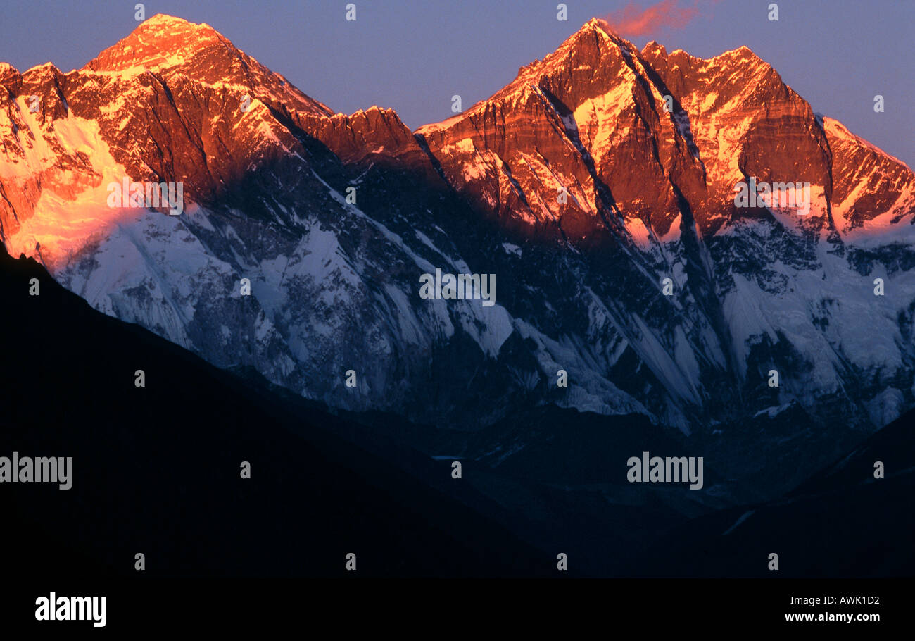 Sonnenlicht auf Berggipfeln, Mt. Everest und Lhotse, Himalaya, Nepal Stockfoto