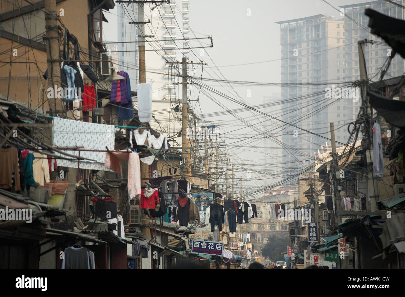 Wäsche zum Trocknen in der Öffentlichkeit in alte Stadt Puxi Bezirk von Shanghai in Völker Republic Of China VR China gehängt Stockfoto