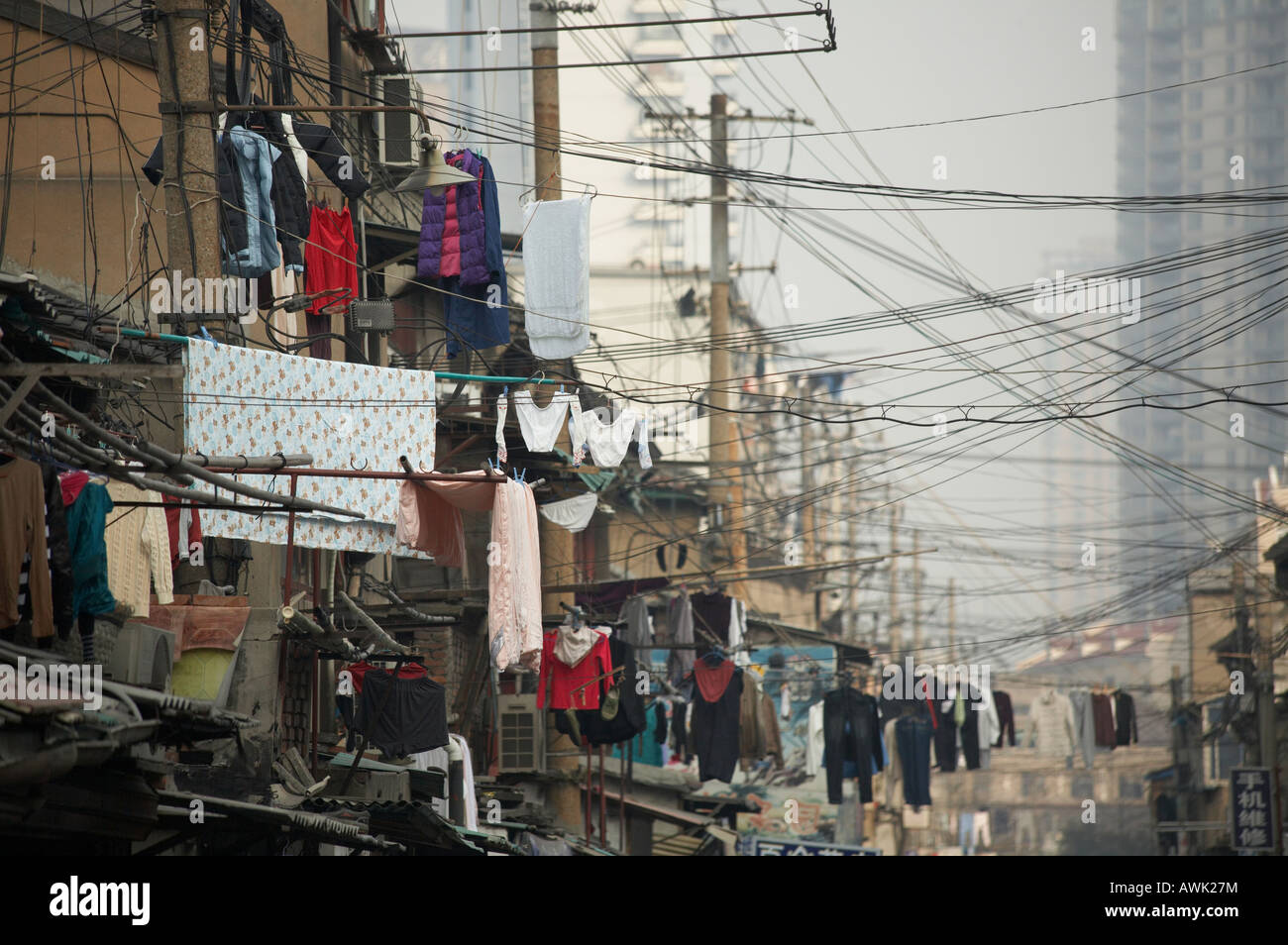 Wäsche zum Trocknen in der Öffentlichkeit in alte Stadt Puxi Bezirk von Shanghai in Völker Republic Of China VR China gehängt Stockfoto