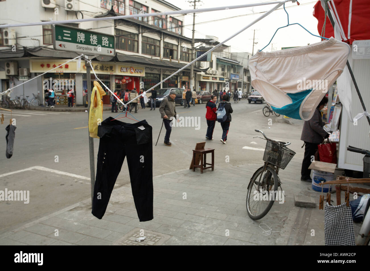 Wäsche zum Trocknen in der Öffentlichkeit in alte Stadt Puxi Bezirk von Shanghai in Völker Republic Of China VR China gehängt Stockfoto