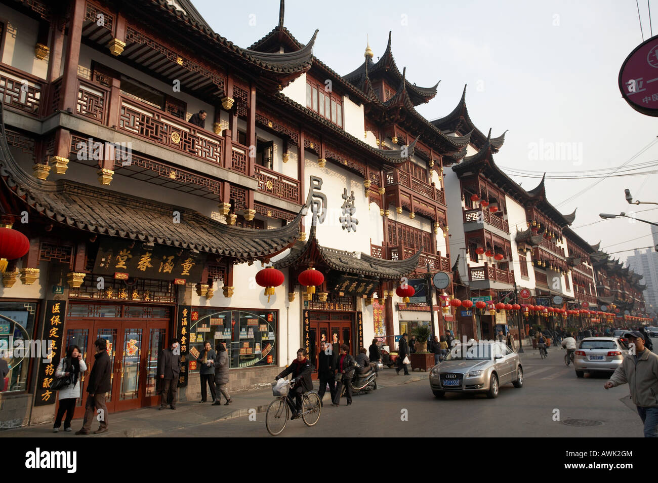 Yu Yuan Garten außen Altstadt in Puxi Bezirk in Shanghai China Asien Stadt Straßenszene Stockfoto
