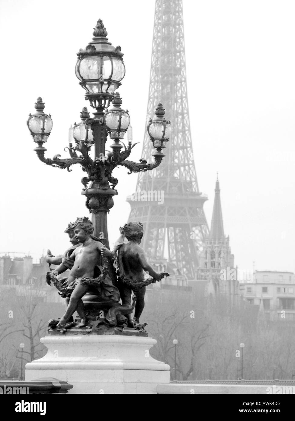 Frankreich Paris Blick auf Eiffelturm vom Pont Alexandre III mit Jugendstil-Laterne und Cherubim Stockfoto