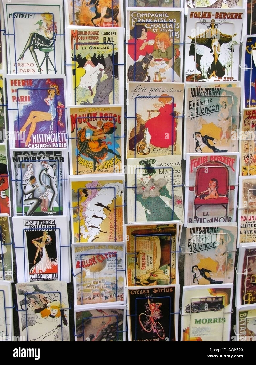 Anzeige von Postkarten mit beliebten Plakate von Toulouse-Lautrec und anderen Künstlern in Montmartre Paris Stockfoto