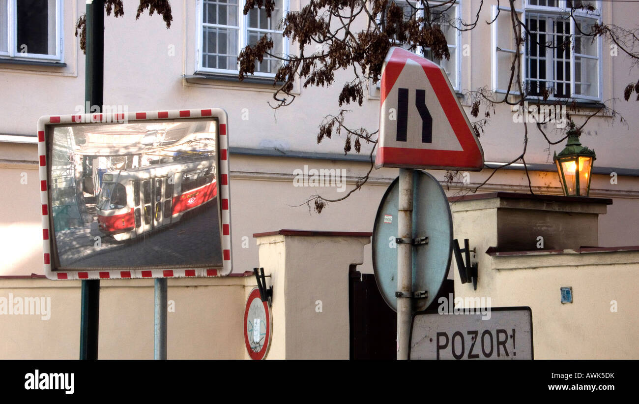 Stadtlandschaft mit Straßenbahn spiegelt sich in Sicherheit Spiegel - Prag - CZ Stockfoto