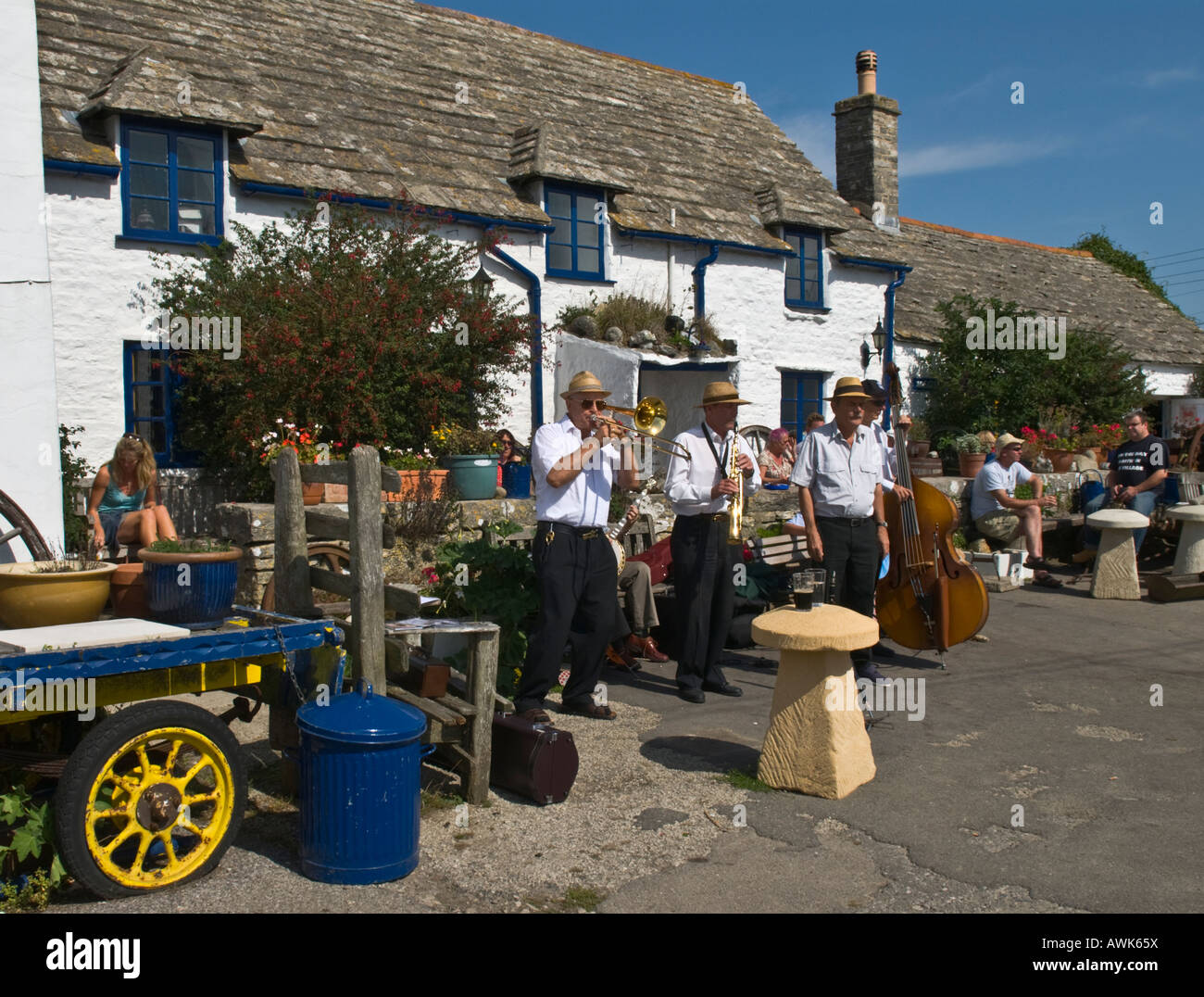 Traditionelle ländliche Szene der Jazzband spielt außerhalb des Square und Compass Pub in Worth Matravers Dorset, Großbritannien September Stockfoto