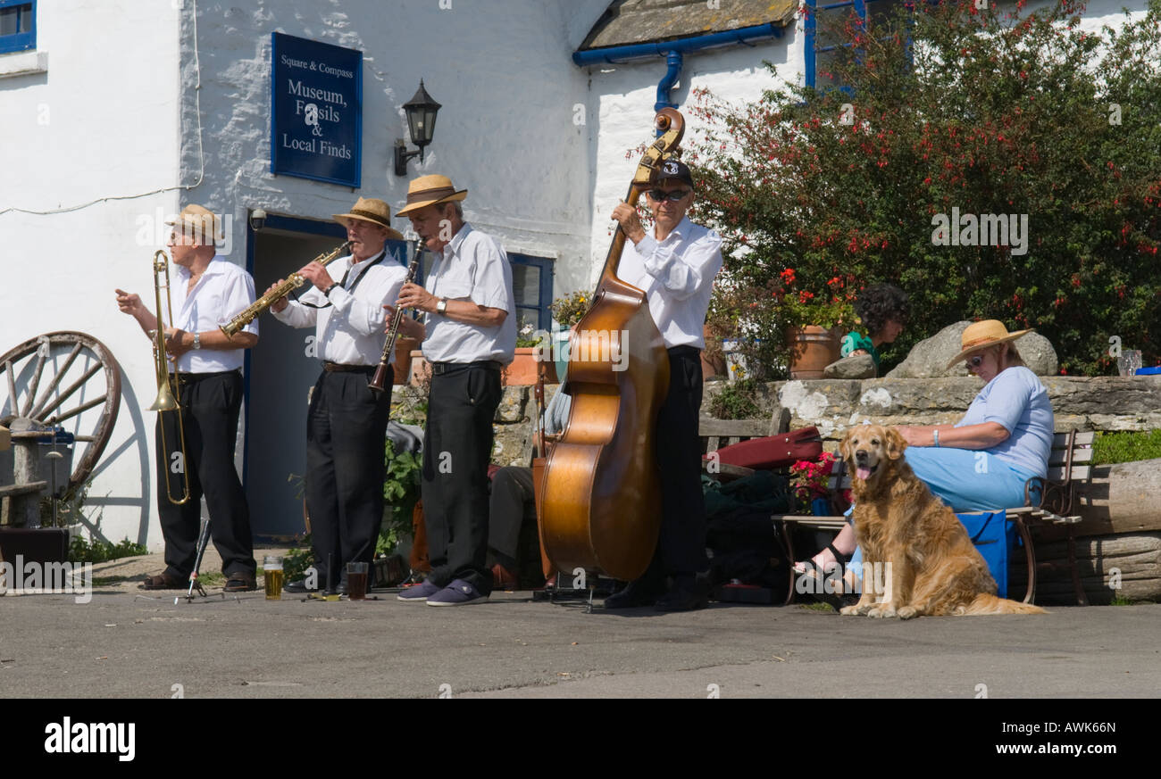 Jazz Band spielt außerhalb des Platzes und Kompass Pub in Wert Matravers Dorset UK September Stockfoto