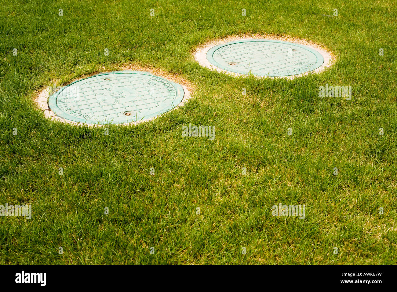 Zwei Mann-Löcher im Rasen, Peking, die Republik China Stockfoto