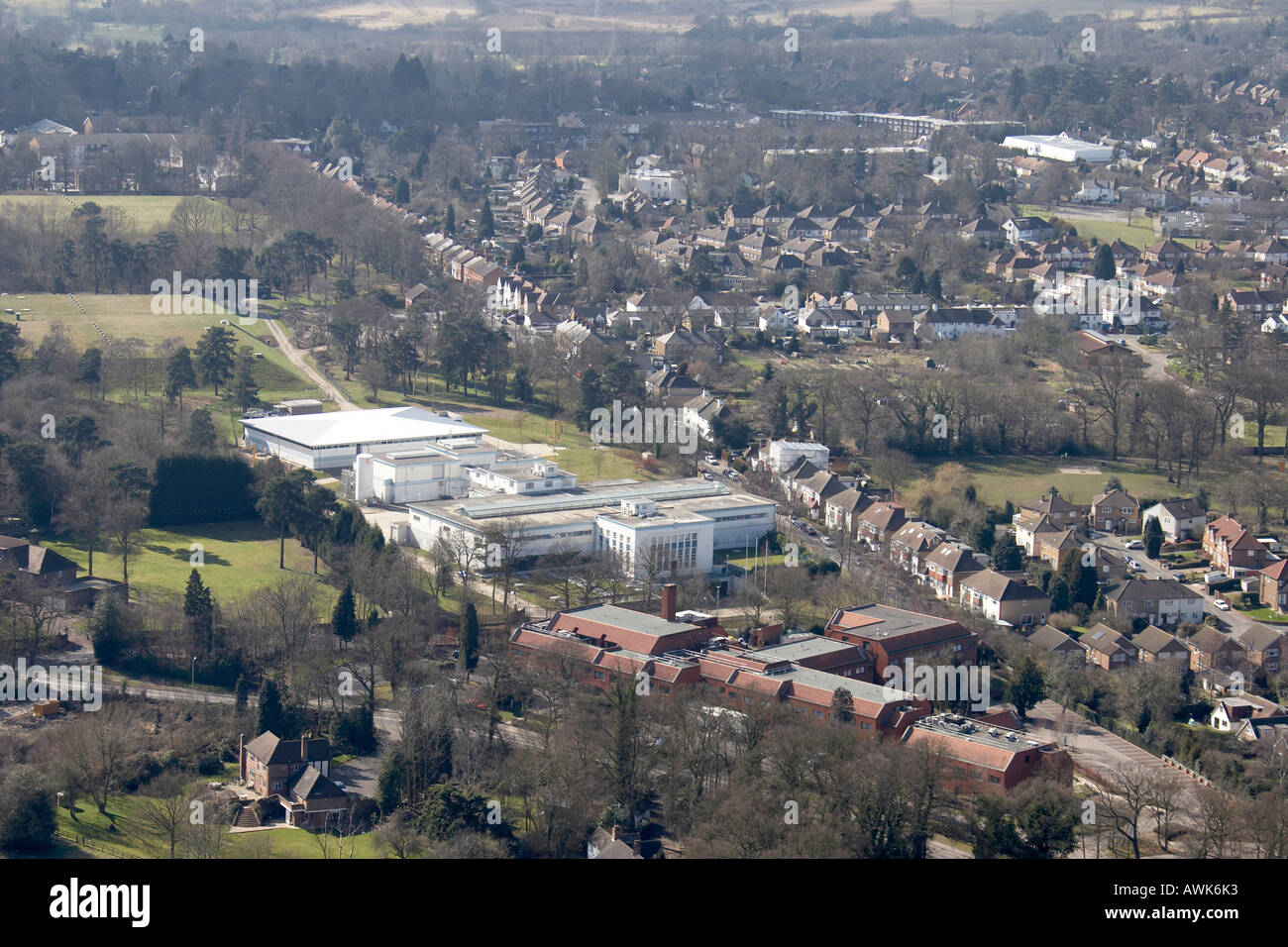 Hohen Niveau schrägen Luftbild östlich von Bushey Krankenhaus BUPA Krankenhaus mit Industriegebäude London WD2 England UK Stockfoto