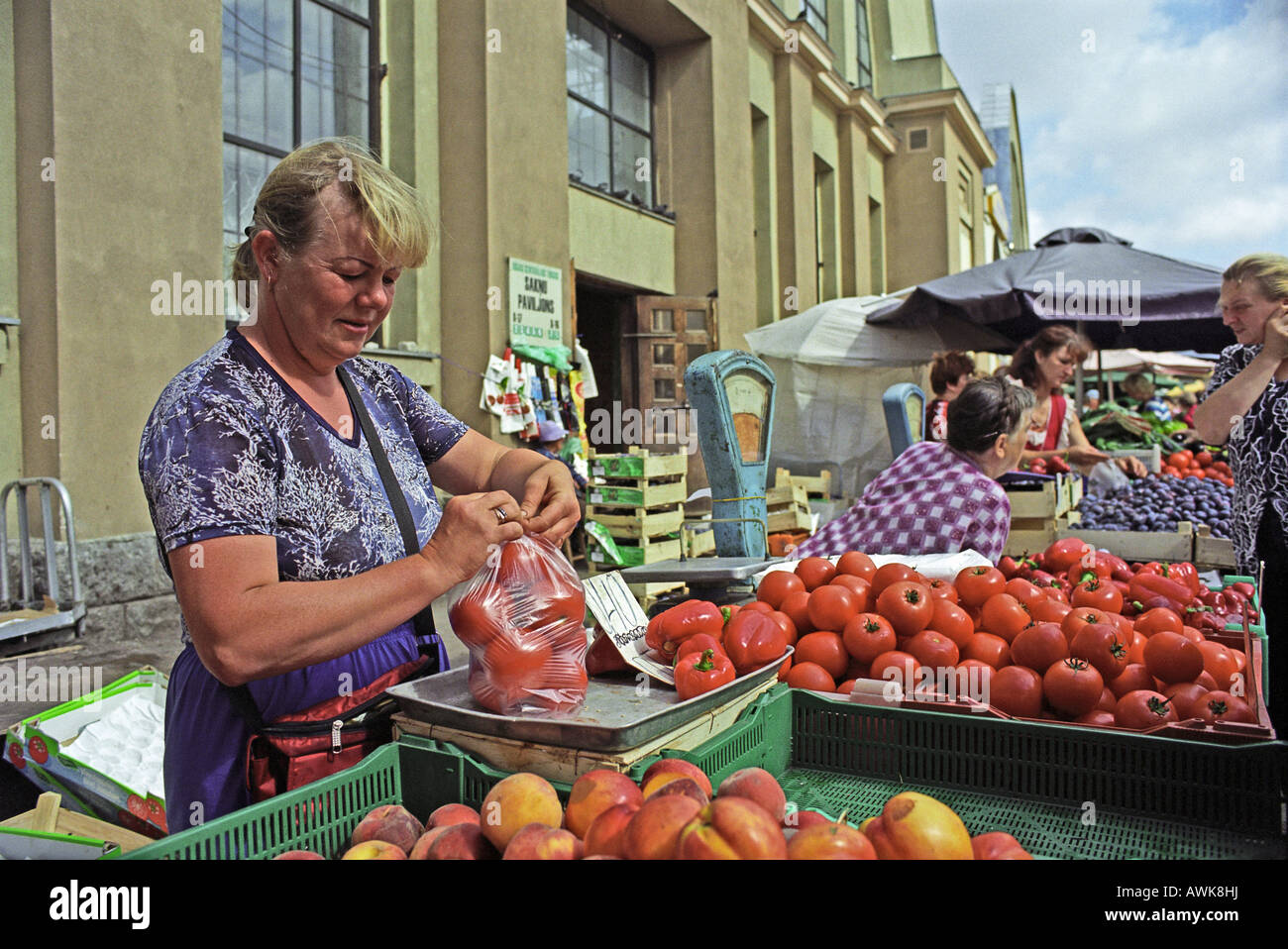 Frau verkauft Gemüse und Obst auf dem zentralen Marktplatz in Riga, Lettland Stockfoto