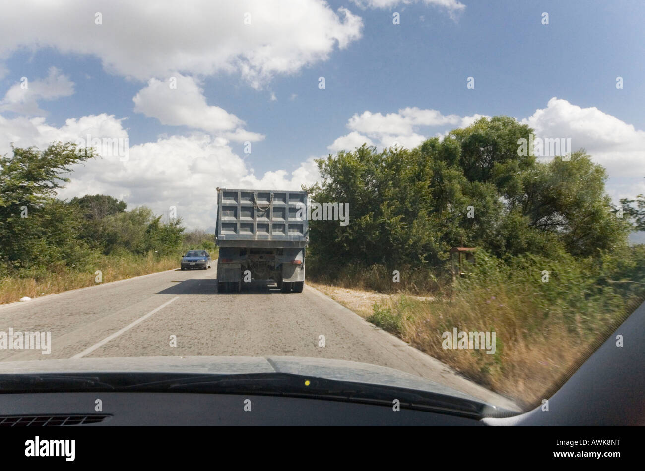 großer LKW vor einem Auto Stockfoto