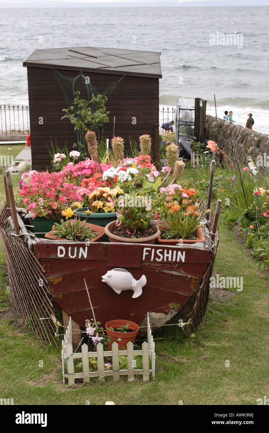 Eine humorvolle Sicht auf Gartenarbeit am Meer in Lower Largo, Fife. Stockfoto