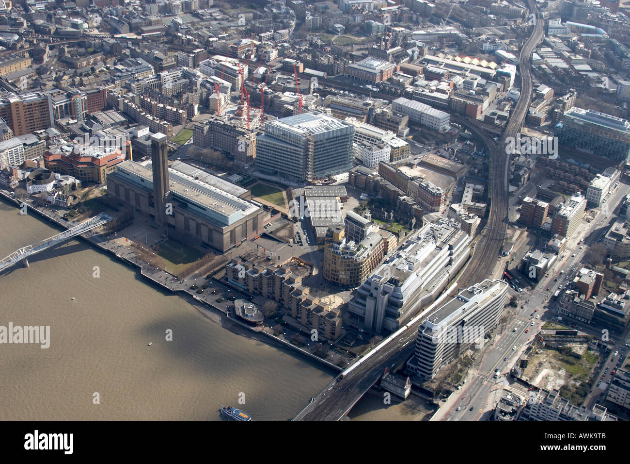 Hohen Niveau schrägen Luftbild südöstlich von River Thames Tate Galerie der modernen Kunst Millenium Bridge Shakespeares Globe Theater Stockfoto