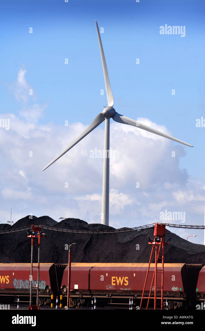EINE WINDKRAFTANLAGE BEFINDET SICH NEBEN EINEM KOHLE-DEPOT IN AVONMOUTH HAFEN IN DER NÄHE VON BRISTOL UK 2007 Stockfoto