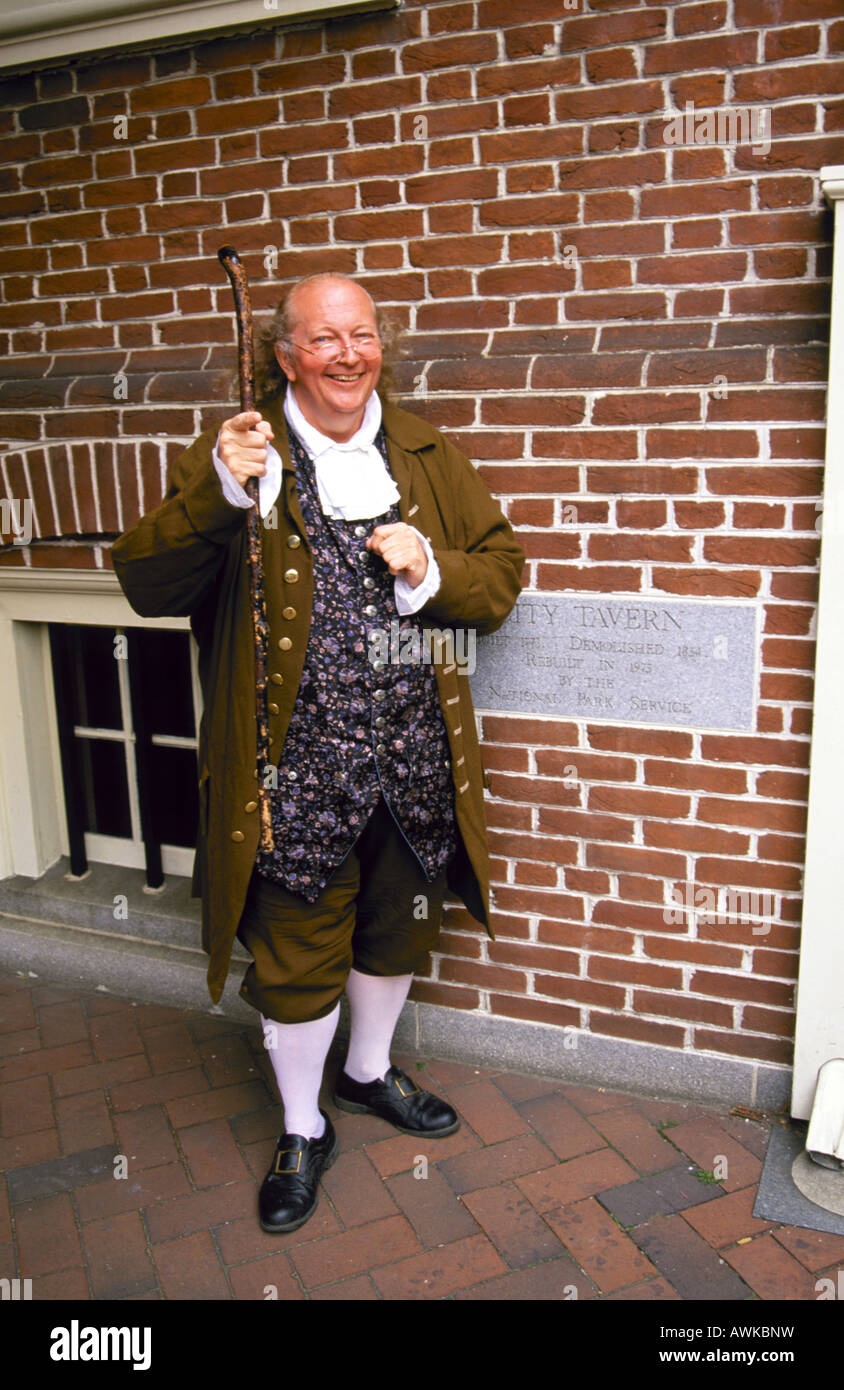 Ein Doppelgänger von Benjamin Franklin vor der City Tavern ein historisches Wahrzeichen im alten Teil von Philadelphia Stockfoto