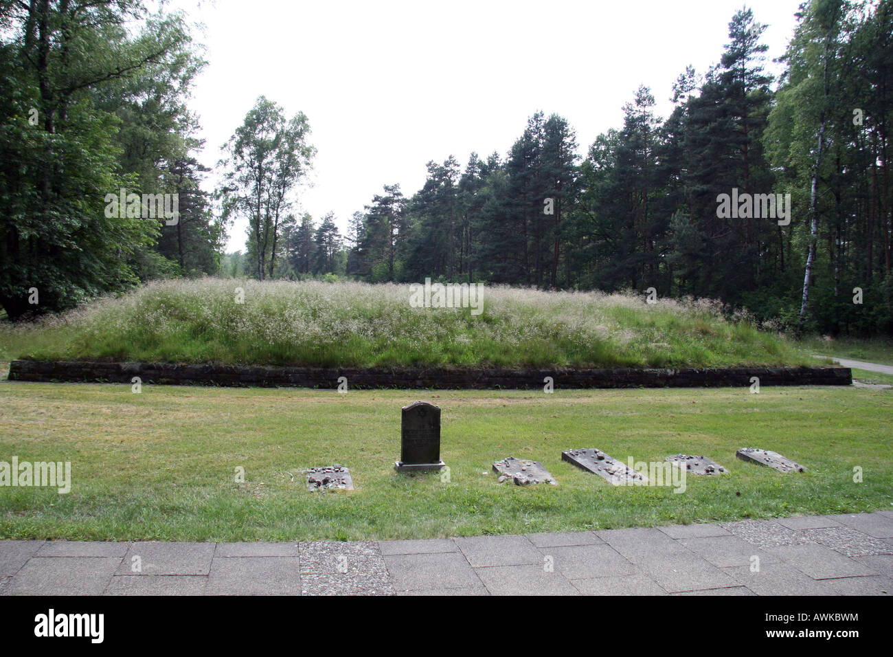 Ein Massengrab in die ehemalige NS-Konzentrationslager Bergen-Belsen, Deutschland. Stockfoto