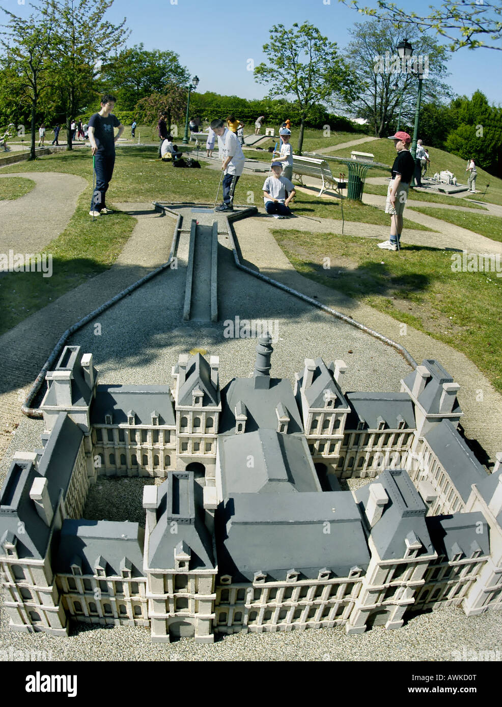 PARIS Frankreich, Familien spielen auf Minigolf-Rennbahn-Park,  Architekturmodell des "Ho-tel de Ville Stockfotografie - Alamy
