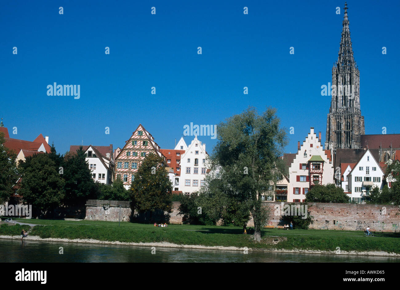 Häuser und Kirche gegen blauen Himmel, Ulm, Fluss Danubia, Baden-Württemberg, Deutschland Stockfoto