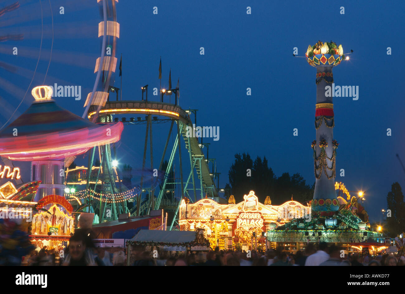 Festplatz beleuchtet in der Nacht, Cannstatter Volksfest, Stuttgart, Baden-Württemberg, Deutschland Stockfoto