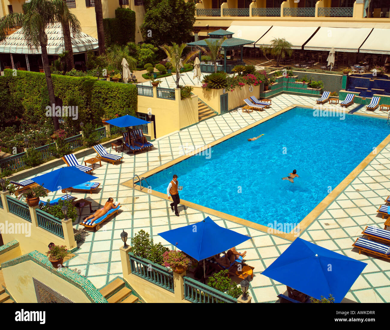 Ein Kellner serviert Getränke am Pool im Sofitel Palais Jamai Hotel in Fez Stockfoto