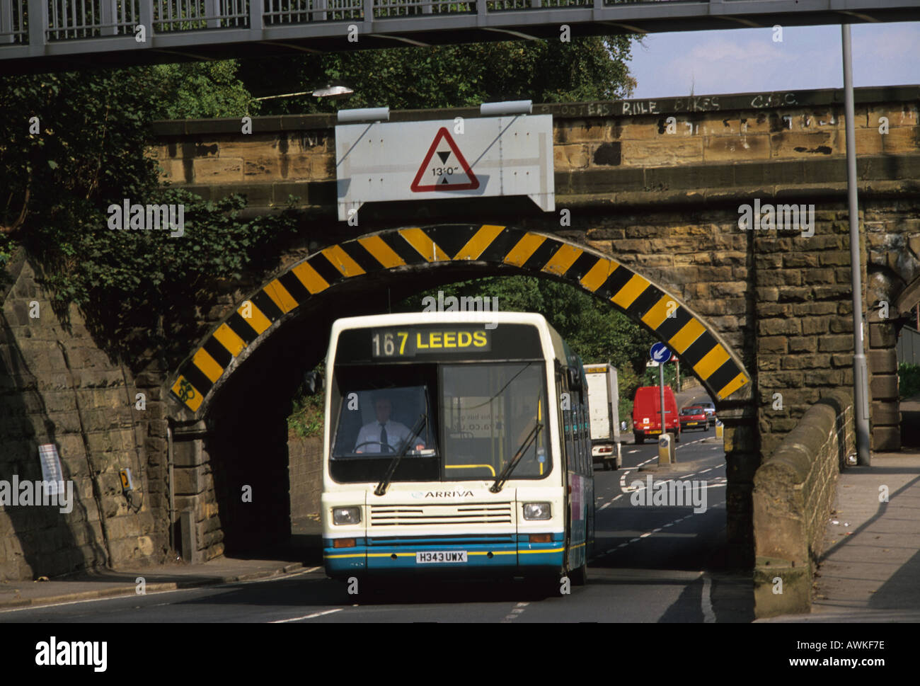 Bus vorbei unter niedrigen Eisenbahn Brücke Leeds uk Stockfoto