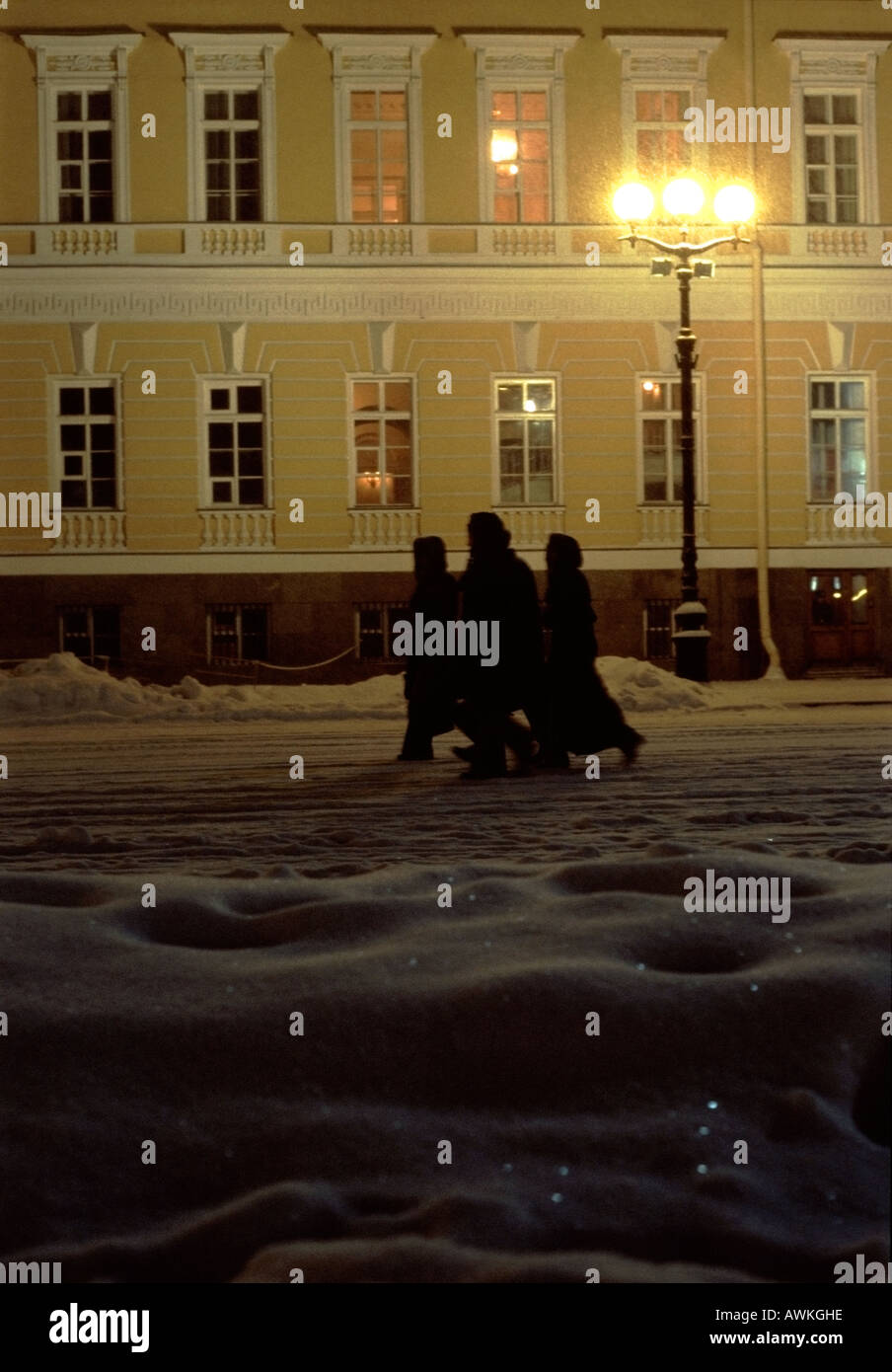 Drei Figuren Fuß über einen verschneiten Dwortsowaja Platz in der Nähe der Eremitage, St. Petersburg, Russland Stockfoto