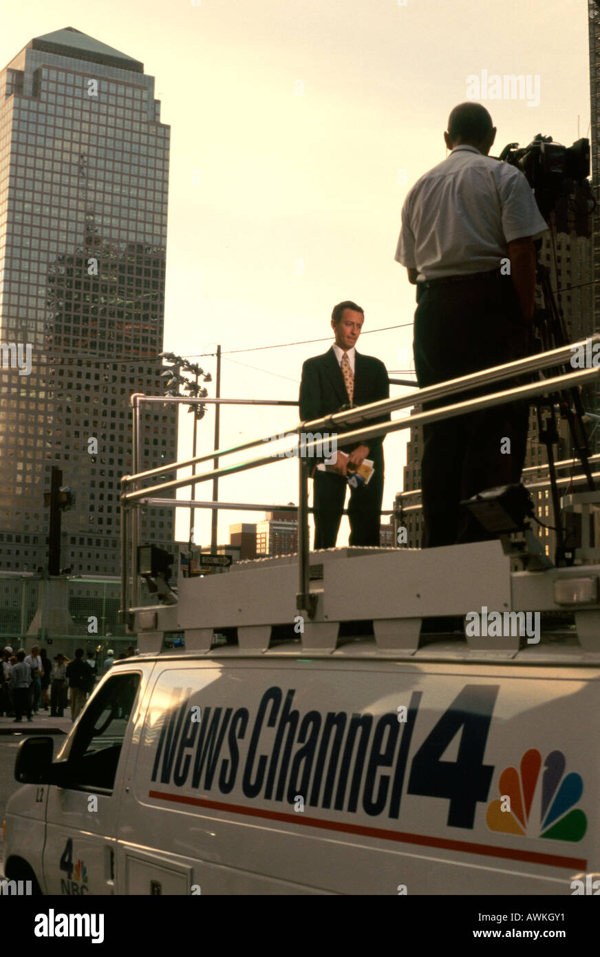 Eine amerikanische News-Reporter steht vor dem World Trade Center Site am Jahrestag der Anschläge am 11. September 2004 Stockfoto
