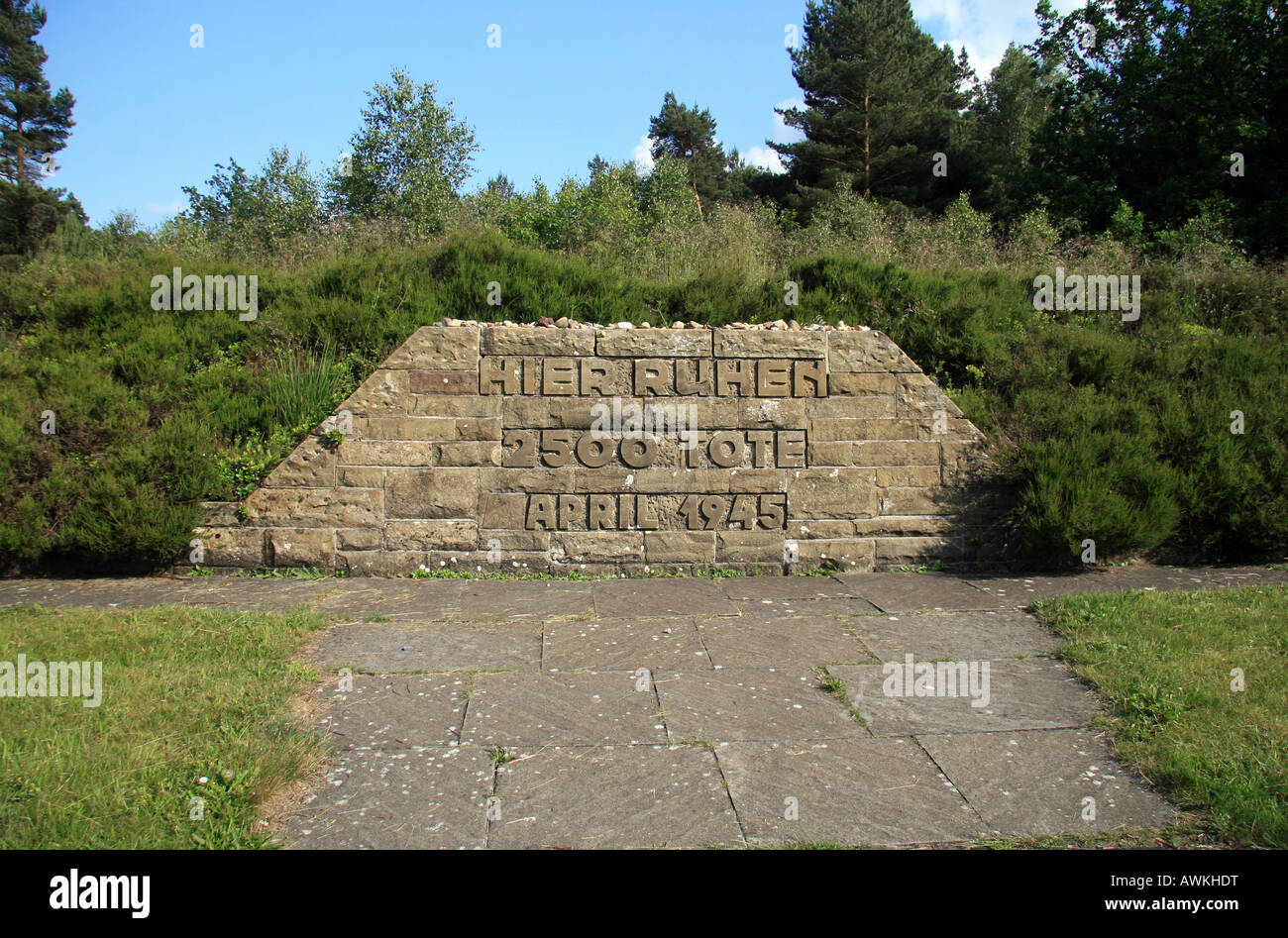 Ein Massengrab in der ehemaligen deutschen Konzentrationslager Bergen-Belsen, Deutschland. Stockfoto