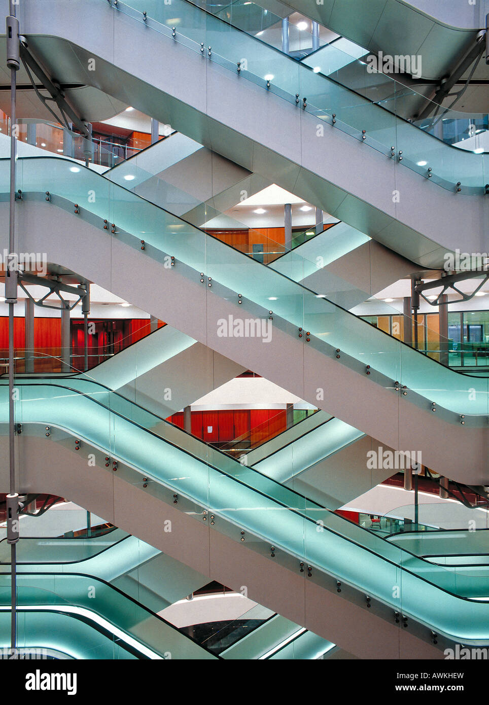 Fahrtreppen in Minster Court Büros in der City of London Stockfoto