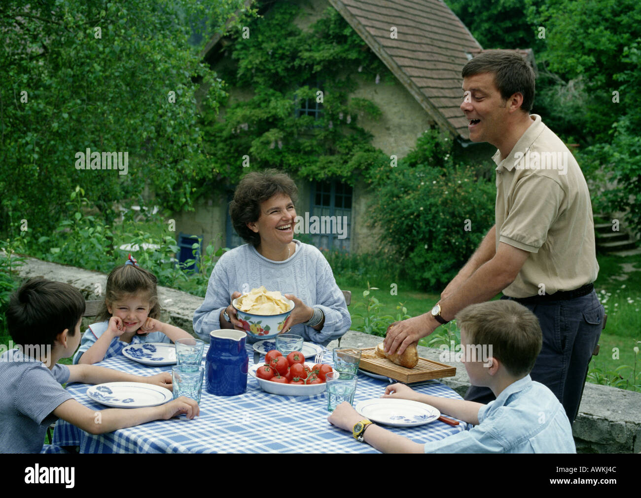Familie zusammen Essen außerhalb des Landes. Stockfoto