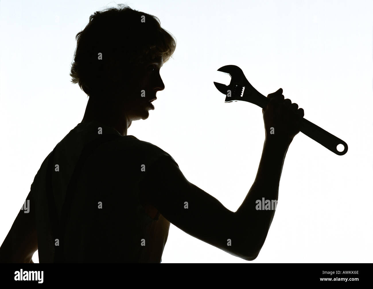 Frau Holding Schraubenschlüssel, silhouette Stockfoto