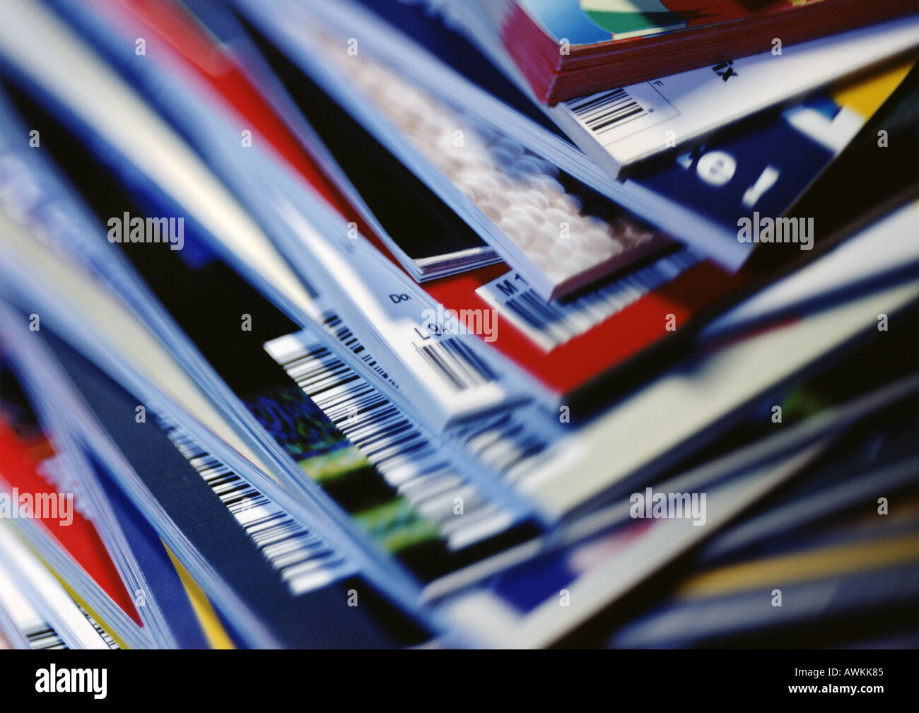 Ungeordneten Stapel Zeitschriften, extremen Nahaufnahmen an Ecken mit Barcodes, full-frame Stockfoto