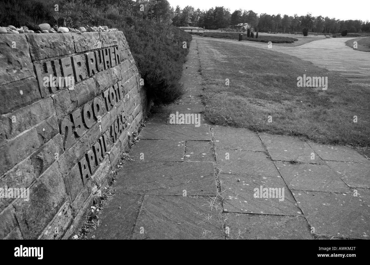 Ein Massengrab und der Hauptbereich der Gedenkstätte in der ehemaligen deutschen Konzentrationslager Bergen-Belsen, Deutschland. Stockfoto