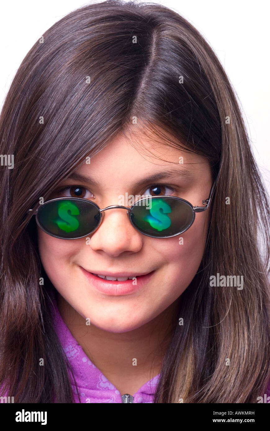 Junge Mädchen tragen ein paar Spaß Brille mit Dollar-Zeichen auf den Linsen Stockfoto