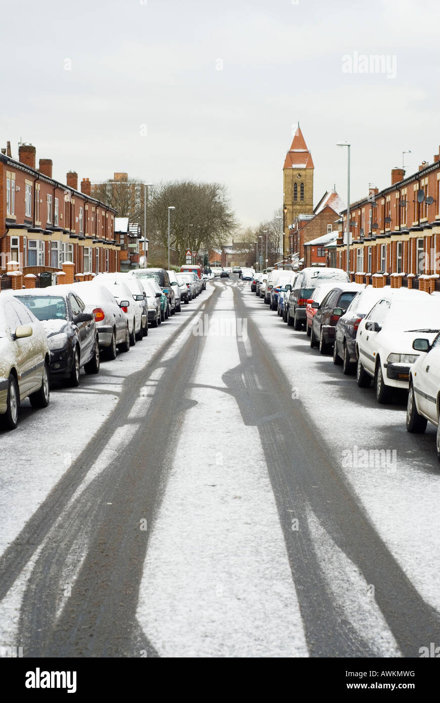 Schnee bedeckt Straße und Autos in Huxley Ave Manchester UK Stockfoto