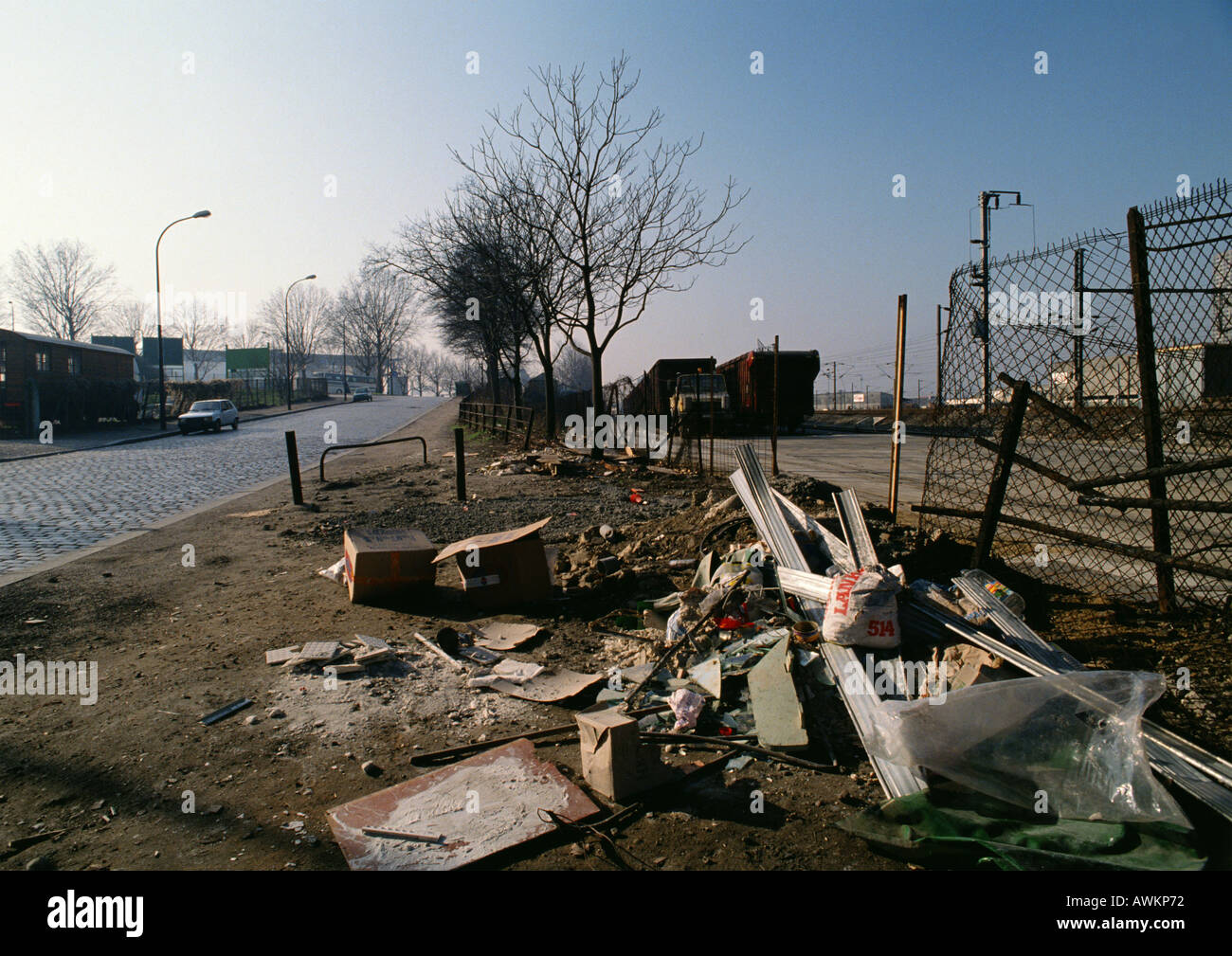 Haufen Müll auf der anderen Straßenseite vom Wohngebiet Stockfoto