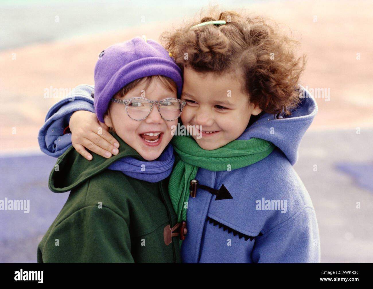 Zwei Kinder umarmen, Lächeln Stockfoto