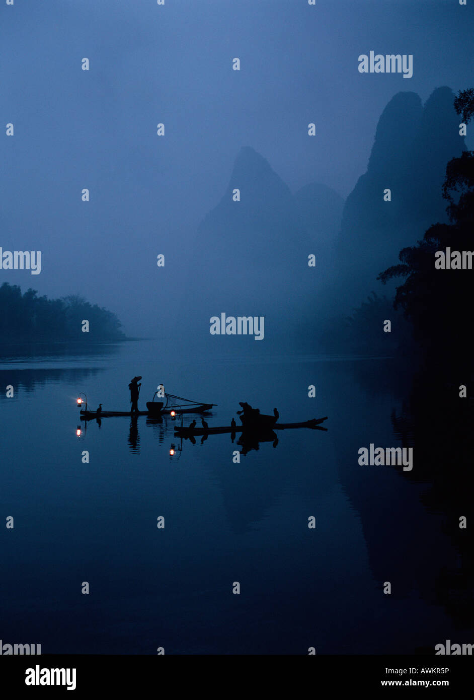 Chinesische Fischer auf Flößen Angeln mit Kormoranen, Li Fluss, Hunan Provinz in China, China Stockfoto