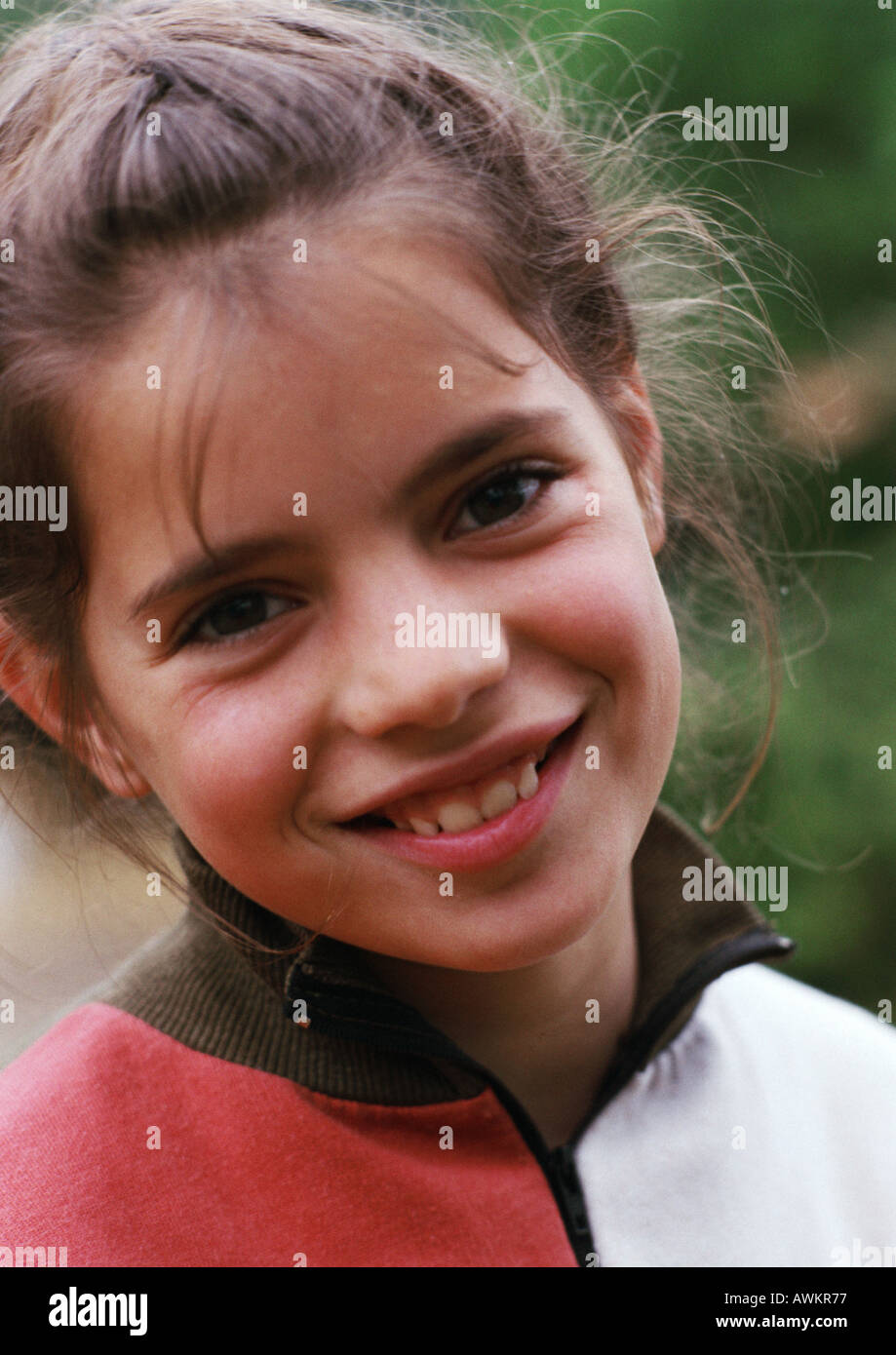 Mädchen lächelnd mit Kopf gekippt, Porträt Stockfoto