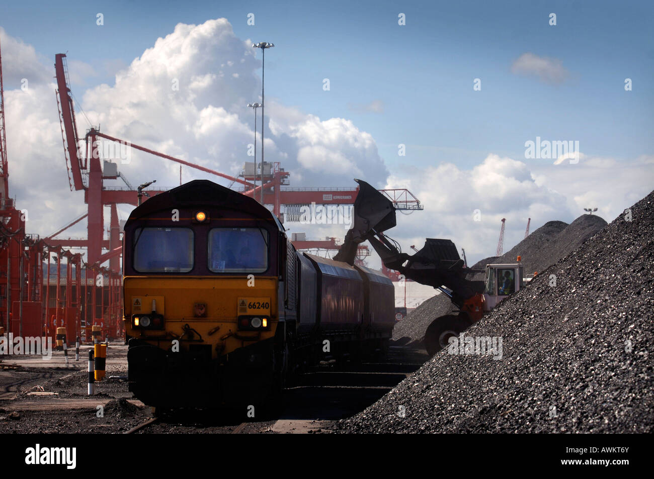 EINE MECHANISCHE DIGGER LÄDT IMPORTKOHLE AUF BAHN-LKW BEI AVONMOUTH DOCKS UK Stockfoto