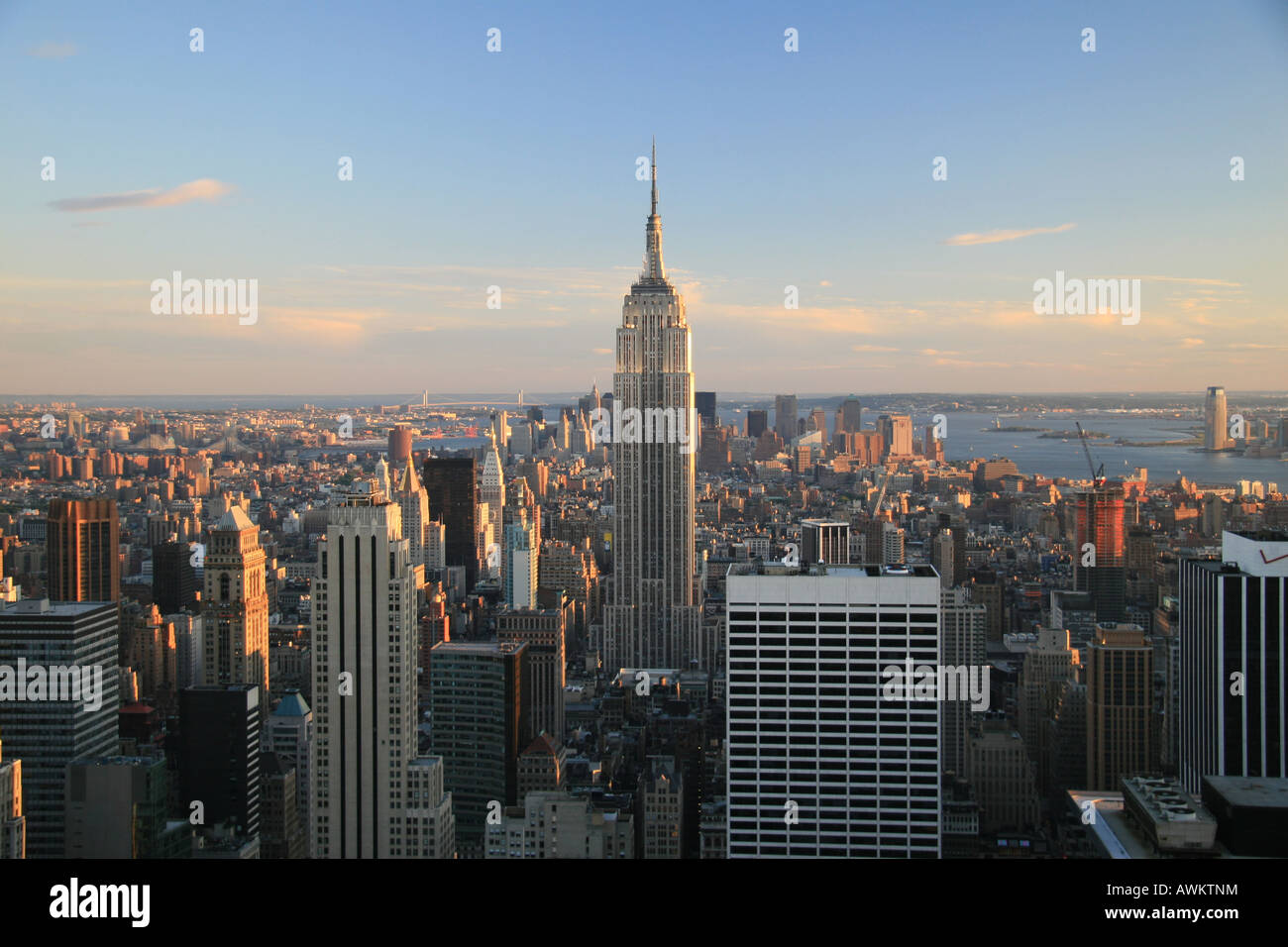 Das Empire State Building und der Innenstadt von New York bei Sonnenuntergang. Stockfoto