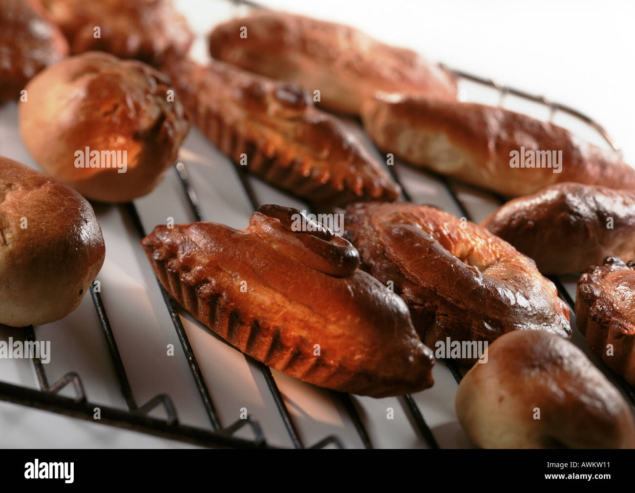 Verschiedene russische Gebäck auf Gestell, Nahaufnahme Stockfoto