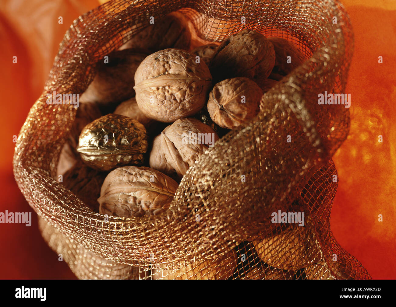 Walnüsse in Leinensack, eine goldene Stockfoto