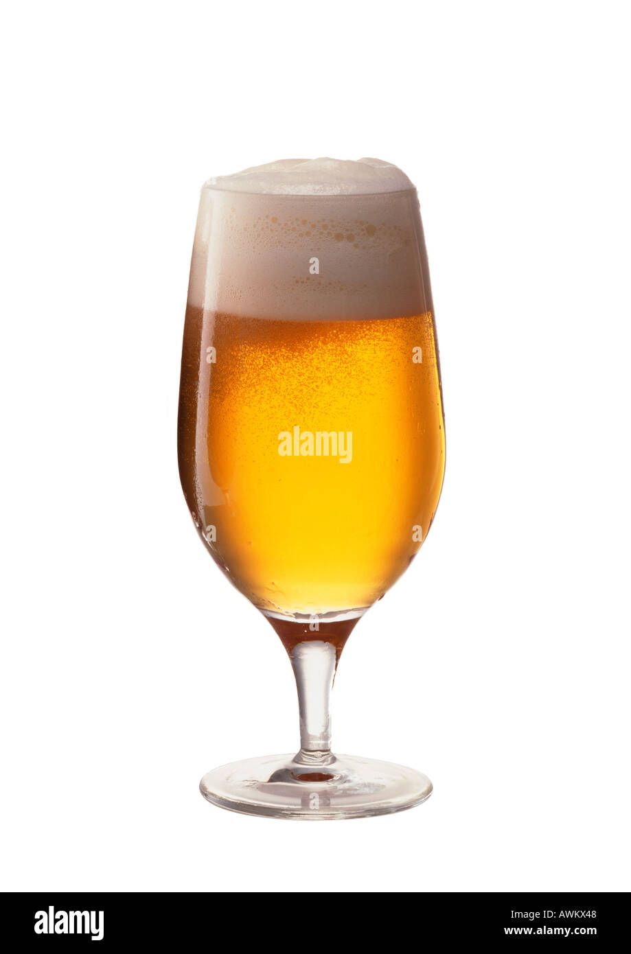 Bier in stemmed Glas Stockfoto