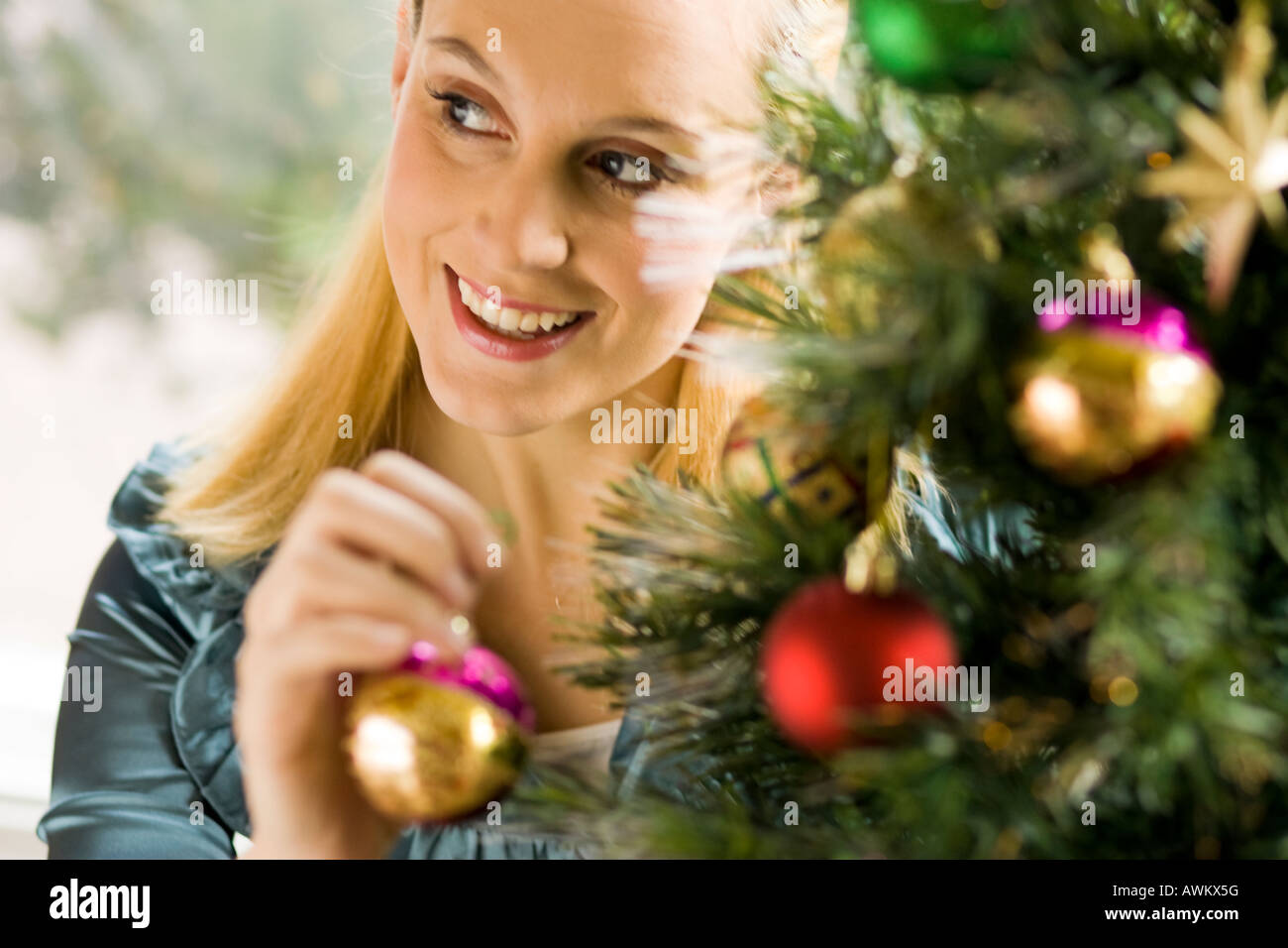 Frau schmücken den Weihnachtsbaum Stockfoto