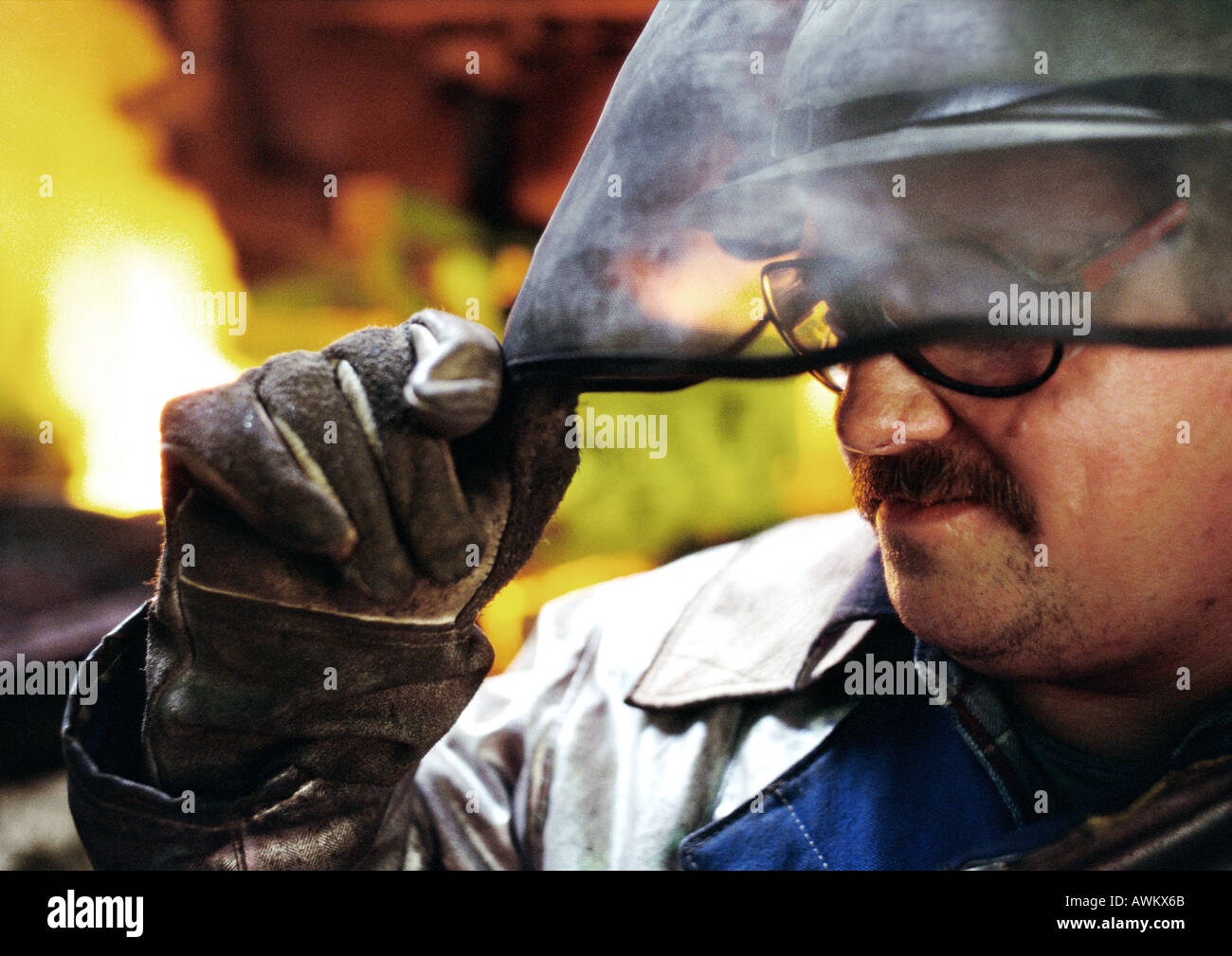 Mann mit Schutzmaske, hält eyeshade Stockfoto