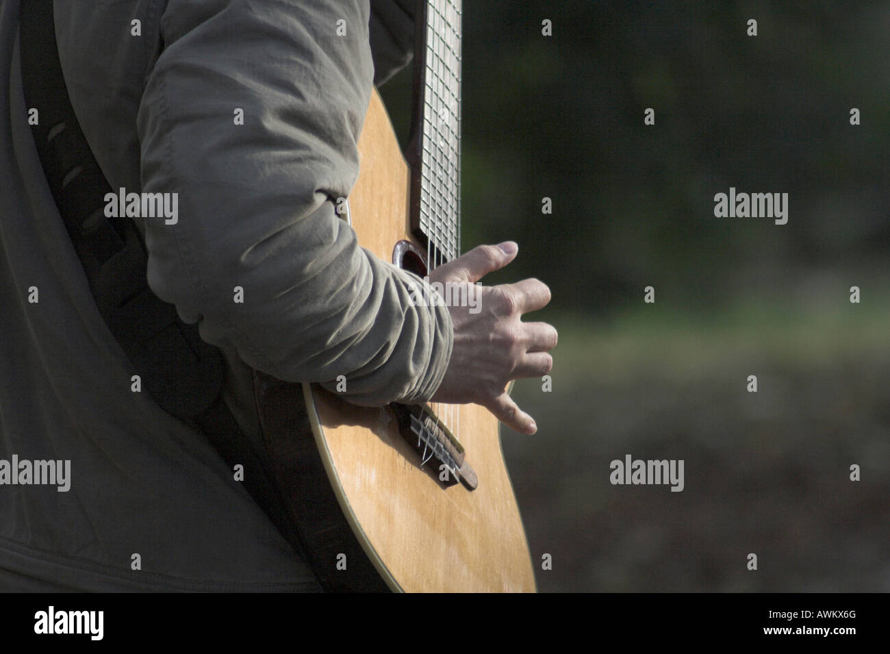 Mann Gitarre spielen außerhalb Stockfoto