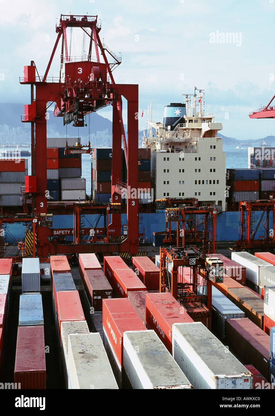 Kränen und Containern im Hafen Stockfoto